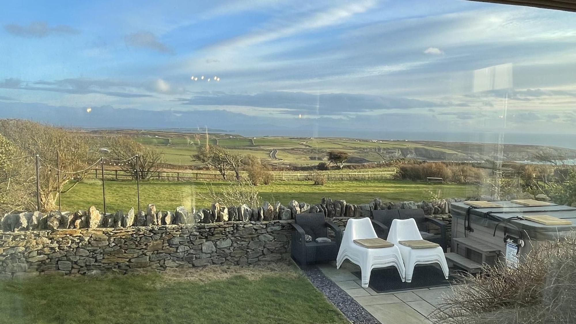 Tan Y Cytiau Villa Holyhead Exterior photo