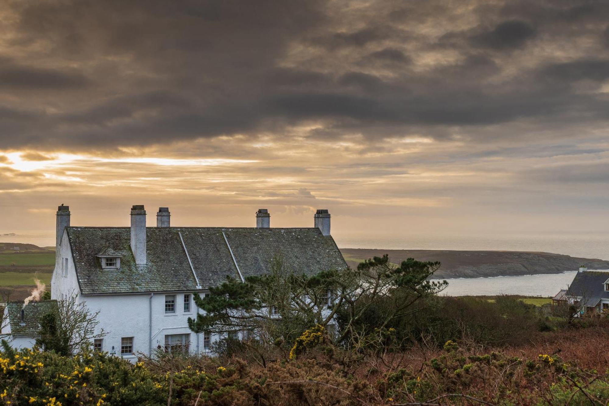 Tan Y Cytiau Villa Holyhead Exterior photo